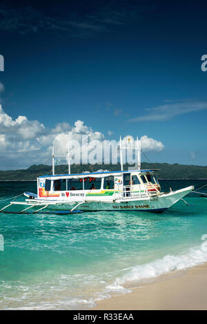 Bateaux de touristes sur la plage de puka, dans un paradis tropical Resort Boracay Island Philippines Banque D'Images