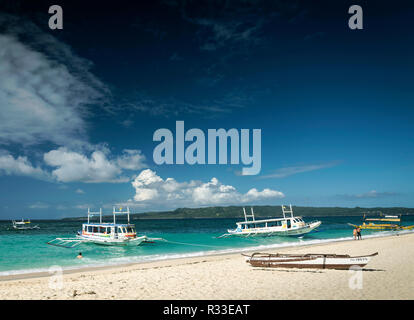 Bateaux de touristes sur la plage de puka, dans un paradis tropical Resort Boracay Island Philippines Banque D'Images