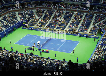 Arthur Ashe Stadium à la Billie Jean King National Tennis Center au cours de session de nuit à l'US Open 2018 tournoi à New York Banque D'Images