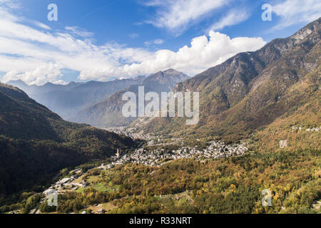 Vallée de Chiavenna, forêt et de petits villages. Tourisme à Valchiavenna Banque D'Images