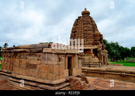 Temples sculptés, complexe de temples de Pattadakal, site classé au patrimoine mondial de l'UNESCO, avec temples hindous et jaïens des 6e et 7e siècles, Karnataka, Inde Banque D'Images