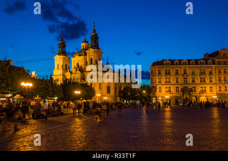 L 'Kostel sv. Mikulase', l'église de Saint-Nicolas de nuit le taromestske» "Namesti, la place principale dans la banlieue 'Stare Mesto' Banque D'Images