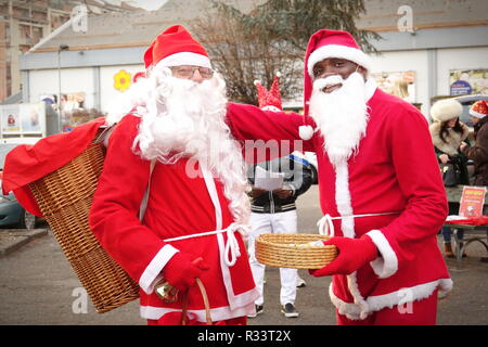 Turin, Italie - Décembre 2017 : un couple mixte de Santa Claus en costume Banque D'Images