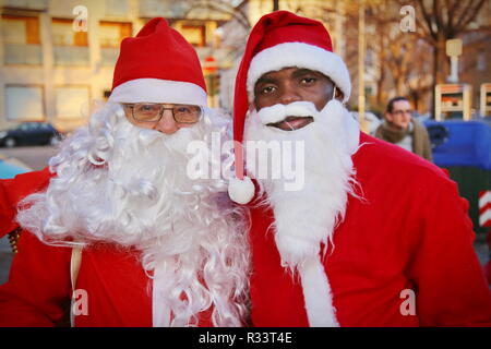 Turin, Italie - Décembre 2017 : un couple mixte de Santa Claus en costume Banque D'Images