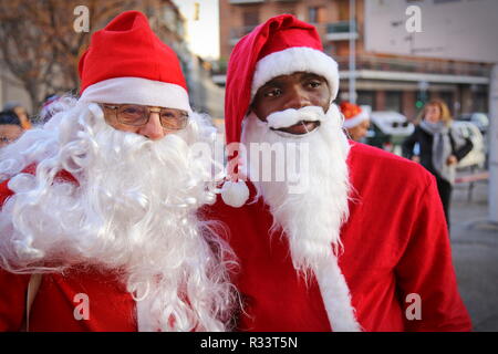 Turin, Italie - Décembre 2017 : un couple mixte de Santa Claus en costume Banque D'Images