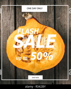 Vue de dessus de couper la moitié de la citrouille sur fond de bois avec inscription vente flash Banque D'Images