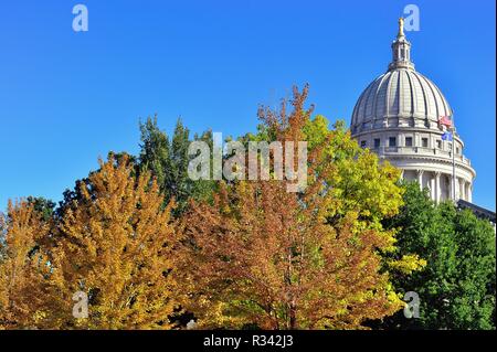 Madison, Wisconsin, USA. Preuve d'automne entoure le State Capitol Building dome avec le bronze de la statue "Wisconsin" sur le dessus. Banque D'Images