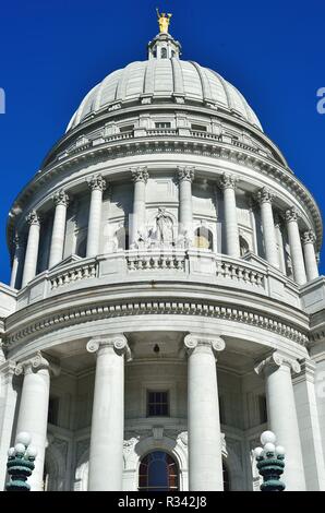 Madison, Wisconsin, USA. Le State Capitol Building dome avec le bronze de la statue "Wisconsin" sur le dessus. Banque D'Images