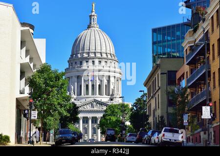 Madison, Wisconsin, USA. Le State Capitol Building et le dôme avec le bronze de la statue "Wisconsin" sur le dessus. Banque D'Images