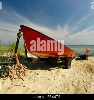 Bateau de pêche sur la plage de gÃ¶hren,south east rÃ¼gen Banque D'Images