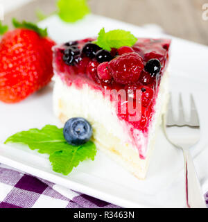 Gâteau à la crème aux fruits rouges Banque D'Images