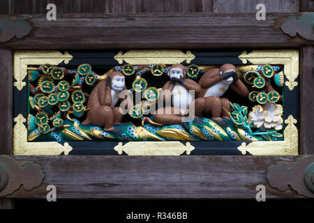 Entendre,voir,ne disent pas le mal de singe d'or plaque à la zone Toshogu à Nikko, Japon. Banque D'Images