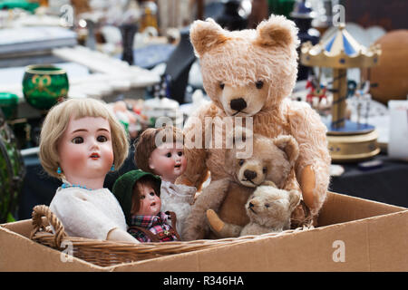 Ours et poupées au marché aux puces Banque D'Images