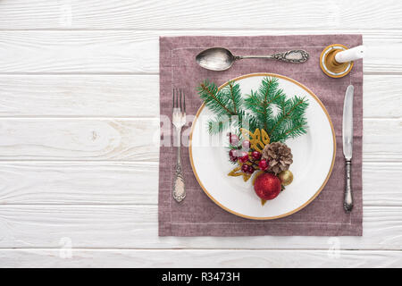 Mise à plat avec la plaque, fourchette, couteau, cuillère, verre de vin servi près de sur table avec tapis de table Banque D'Images