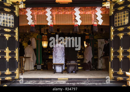 Une cérémonie de mariage japonais au sanctuaire Toshogu à Nikko, Japon. Banque D'Images