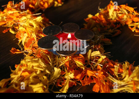 Diya allumé placé sur fleur avec des pièces de monnaie pour célébrer diwali festival dhanteras et en Inde Banque D'Images