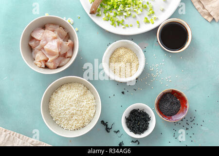 Ingrédients de base pour cuisiner la viande de poulet avec bol de zone de vue de dessus Banque D'Images