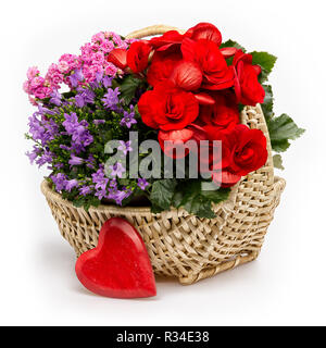 Panier de fleurs avec coeur Banque D'Images