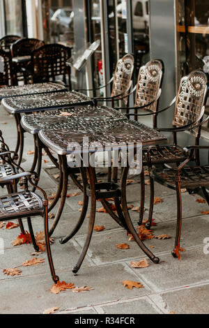 Vue sur une terrasse de café français à Paris à l'automne. Banque D'Images