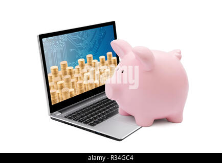 Tirelire et ordinateur portable avec des piles de pièces d'or sur fond blanc Banque D'Images