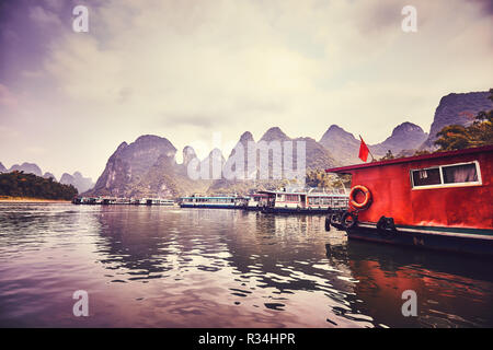 Tons rétro photo de bateaux amarrés à la rivière Lijiang bank à Xingping. Lijiang River Cruises sont parmi les meilleures destinations de voyage en Chine. Banque D'Images