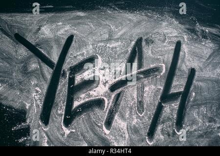 Déchiré en poudre dans la forme du mot "oui" sur un tableau noir Vue de dessus Banque D'Images