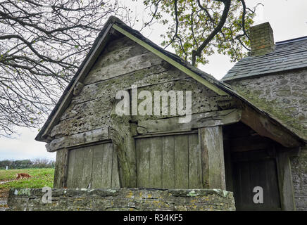 Fin de l'élévation en bois Lychgate à l'église de St Morwenna et St Jean le Baptiste dans la paroisse de Morwenstow, North Cornwall. Banque D'Images