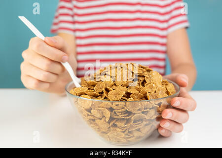 Le petit-déjeuner avec des céréales à grains entiers concept. Image illustration style minimaliste de l'alimentation végétarienne saine sur la table et personne affamée Banque D'Images