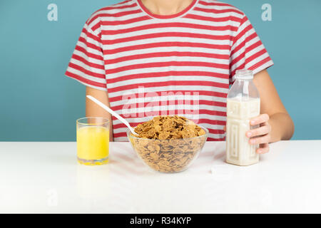 Petit-déjeuner sain avec des céréales à grains entiers, le lait et les jus. Image illustration style minimaliste de la nourriture végétarienne sur la table et personne affamée Banque D'Images