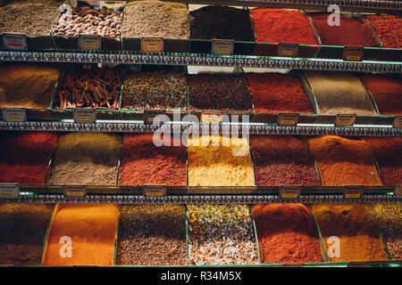 Épices et herbes de cuisine dans le magasin Banque D'Images