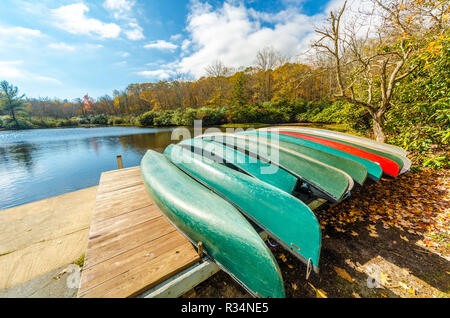 Une rangée de canoës sur une terrasse en bois près de : Lake, North Carolina, USA Banque D'Images