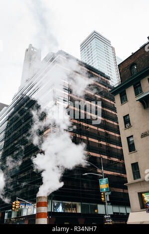 La ville de New York, USA - 24 juin 2018 : sortie de vapeur pour l'aération de la pile système de chauffage du district dans le Midtown de New York Banque D'Images