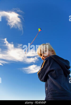 Garçon avec kite dans le vent Banque D'Images