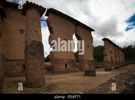 Vue de Temple de Wiracocha faite avec la maçonnerie polygonale au site archéologique de Raqchi à Cuzco, Pérou Banque D'Images