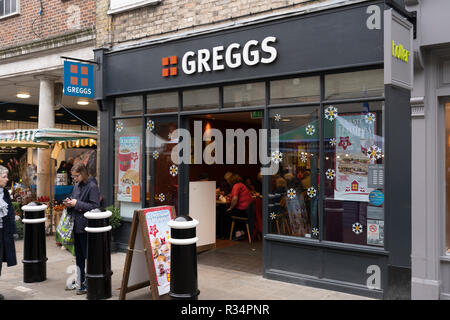 Un Greggs Direction générale sur Winchester High Street près de l'époque de Noël Banque D'Images