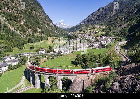 Bernina Express, train rouge de Bernina sur le viaduc de Brusio, patrimoine de l'Unesco Banque D'Images