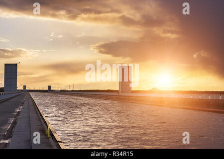 L'eau, de l'autre côté du pont de Magdebourg river Canal Elbe-Havel, superbe construction ingénierie lumière au coucher du soleil, Saxe, Allemagne Banque D'Images