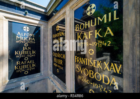 Tombe d'Alfons Mucha, peintre tchèque, et de Bohumil Kafka, Sculpteur et pédagogue, au cimetière de Vyšehrad Banque D'Images