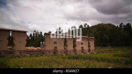 Vue de Temple de Wiracocha faite avec la maçonnerie polygonale au site archéologique de Raqchi à Cuzco, Pérou Banque D'Images