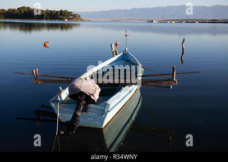 Bateaux traditionnels dans la ville de Nin pendant le coucher du soleil Banque D'Images