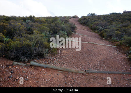 Le sentier sentier de randonnée dans le désert du Karoo National Botanical Garden à Worcester dans la province du Cap-Occidental en Afrique du Sud. Banque D'Images