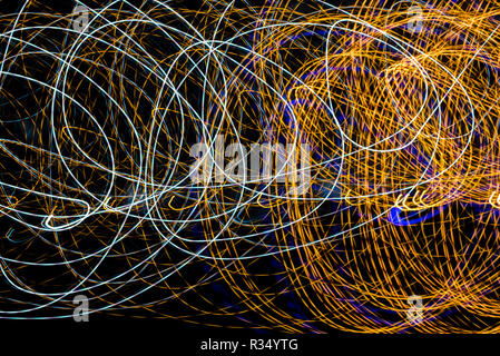 Peinture de lumière colorés avec des formes circulaires et abstrait arrière-plan noir. Banque D'Images