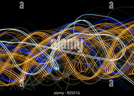 Peinture de lumière colorés avec des formes circulaires et abstrait arrière-plan noir. Banque D'Images