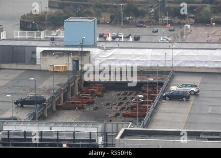 Une vue sur le front de mer de Liverpool à plusieurs étages de parking à proximité de l'Echo Arena, qui a été détruit par le feu le soir du Nouvel An 2017. Le travail commence le mercredi de retirer près de 1 200 voitures qui ont été pris dans le brasier et de démolir les sept étages de parking. Banque D'Images