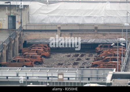 Vue de Burnt Out véhicules sur le front de mer de Liverpool à plusieurs étages de parking à proximité de l'Echo Arena, qui a été détruit par le feu le YearÕs 2017 Nouvelle Eve. Le travail commence le mercredi de retirer près de 1 200 voitures qui ont été pris dans le brasier et de démolir les sept étages de parking. Banque D'Images