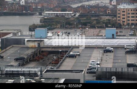 Une vue sur le front de mer de Liverpool à plusieurs étages de parking à proximité de l'Echo Arena, qui a été détruit par le feu le soir du Nouvel An 2017. Le travail commence le mercredi de retirer près de 1 200 voitures qui ont été pris dans le brasier et de démolir les sept étages de parking. Banque D'Images