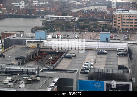 Une vue sur le front de mer de Liverpool à plusieurs étages de parking à proximité de l'Echo Arena, qui a été détruit par le feu le soir du Nouvel An 2017. Le travail commence le mercredi de retirer près de 1 200 voitures qui ont été pris dans le brasier et de démolir les sept étages de parking. Banque D'Images