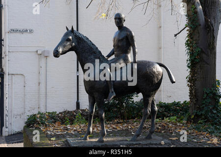 Le cheval et le cavalier (RTCE) 242 est un bronze sculpture équestre 1974 par Elisabeth Frink à Winchester, Hampshire, Angleterre Banque D'Images
