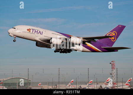 Thai Airways Airbus A380 HS-baignoire décolle à l'aéroport Heathrow de Londres, UK Banque D'Images