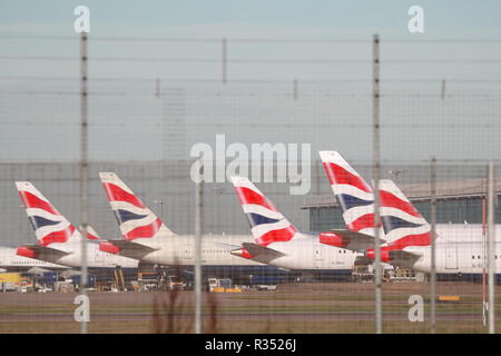 Les avions de British Airways à l'aérogare à l'aéroport Heathrow de Londres, UK Banque D'Images